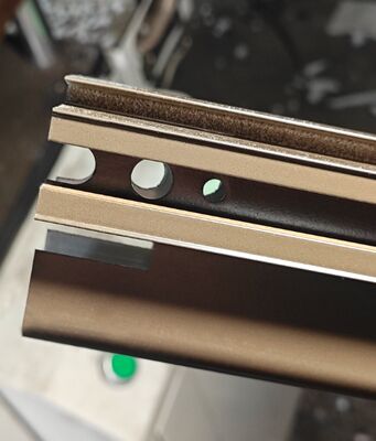 Güney Afrika pazarı için toz kaplama ile üretilen alüminyum kaydırma profili