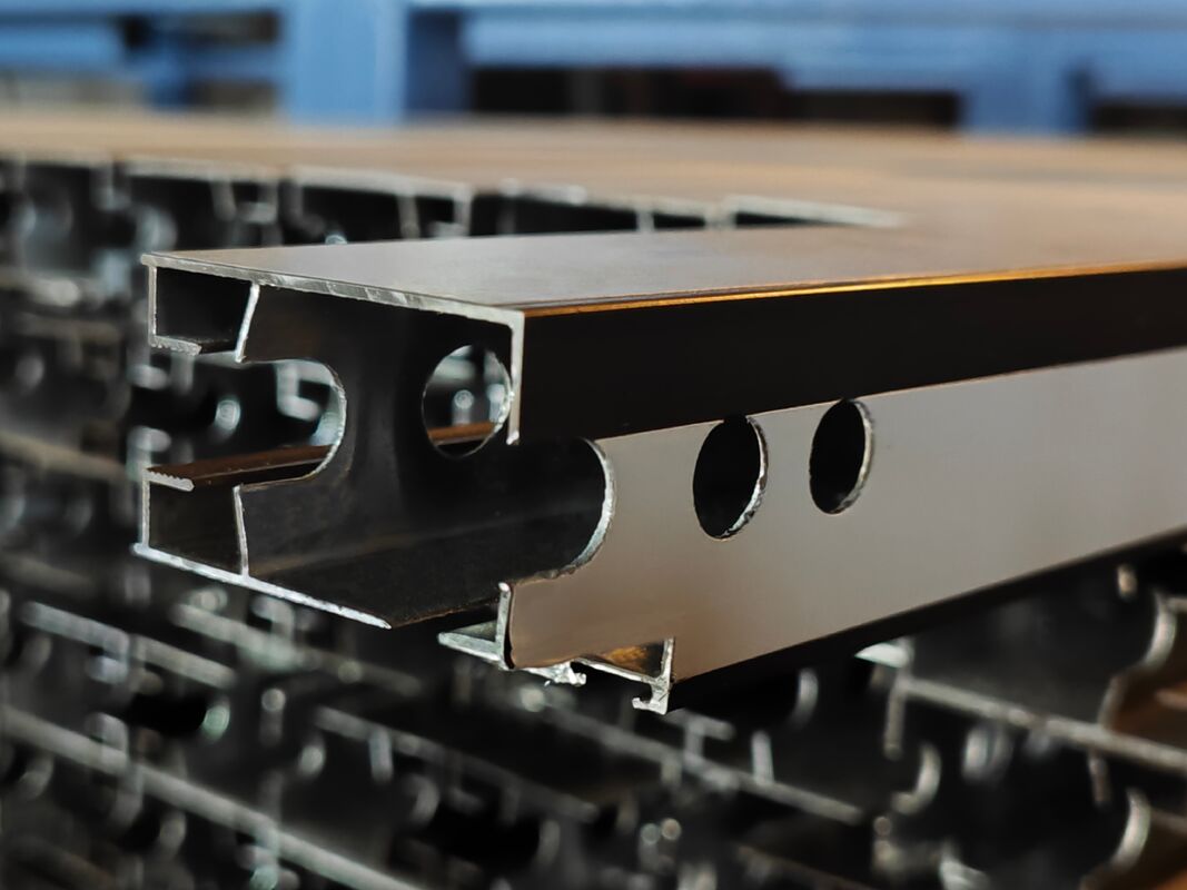 Güney Afrika pazarı için toz kaplama ile üretilen alüminyum kaydırma profili